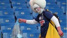 央媒评日本队清理更衣室、球迷捡垃圾：不是为制造光鲜假象