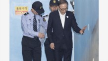 77岁李明博一周三次受审疑似体力不支　用手扶墙进法院