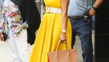 薇薇卡·福克斯现身街头，穿黄色吊带连身裙优雅大方