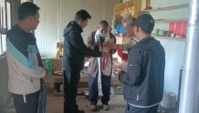 县上领导在尼巴镇开展“光荣在党50年”老党员走访慰问和百年藏寨调研活动