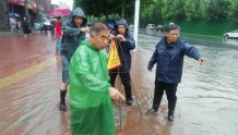 汤阴韩庄：雨中疏通下水道 保障群众出行安全