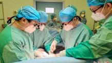 出生不满两月宝宝成功接受亲体肝移植 在上海获新生