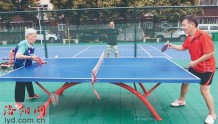 子女陪练 89岁偏瘫老人走上乒乓球台