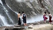 杭州一景区瀑布石头滚落险砸中游客，当地：水流冲击所致，已处置