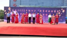 七夕节，河南宝丰有一场温馨的“集体颁证”