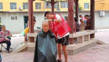 沾化区富国街道开展“爱老助老 义务剪发”志愿服务活动