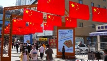 国庆来临，潍坊街头洋溢“中国红”