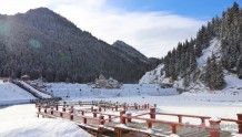 冰雪之美 尽在新疆丨天山大峡谷：水墨丹青绘冬景