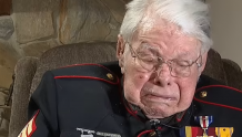 百岁二战老兵谈美国现状潸然泪下：“这不是我为之而战的国家”