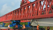 重庆铜梁：铜安高速项目首座跨国道桥梁顺利完成架设