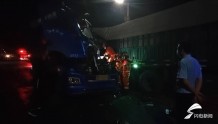 两车追尾驾驶员被困 济宁消防夜间紧急救援