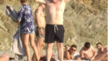 约翰逊希腊沙滩上“胸肌照”曝光，俄媒体人：还是决定跟普京比比？