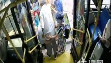 一站路程两次帮忙搀扶 公交驾驶员抱着九旬老人上下车