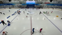 连滑带看 京城冬奥场馆“冰球专门店”怎么玩？