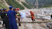 用树木搭起“生命桥” 四川甘孜消防安全转移重伤员24人