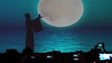 中秋月圆夜，游客在武汉欢乐谷与“嫦娥”“玉兔”共赏月