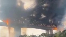 突发！大桥上两车相撞起火，致1人受伤