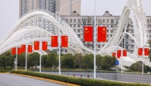 武汉全城张挂10万面国旗，国庆期间灯光秀开启节日模式