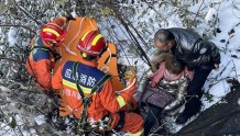四川眉山：雪天车祸致女子被困陡崖，消防紧急救援