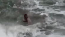 巨浪里，男子拼命救回女童！他还有另外一个身份
