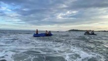1人遇难1人失踪！青岛被海浪卷走游客系学生，近20条船地毯式搜救，事发海域曾出现溺亡情况