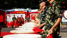 广东海警举办集体婚礼，12对新人七夕前喜结连理