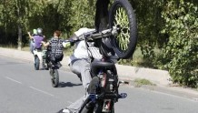 法世界报：法国街头野生牛仔斗摩托肆无忌惮 两名儿童被18岁骑手撞成重伤