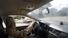 95岁上海老伯学开车：想载上90岁老伴出去转一转！驾校教练这样评价